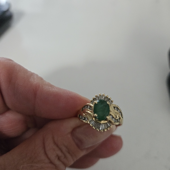 14k Emerald and Diamond Ring - Picture 4 of 6